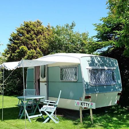 Kitty Unique 60S Caravan Set In Pretty Garden Villa Lizard Exterior photo